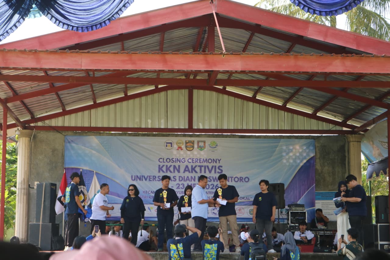 Penyerahan Piala dan Plakat dari Udinus